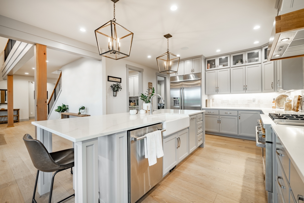 Interior,Modern,Farmhouse,Kitchen,And,Dining,Room,With,White,Countertops